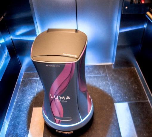 Times Square hotel uses delivery robot